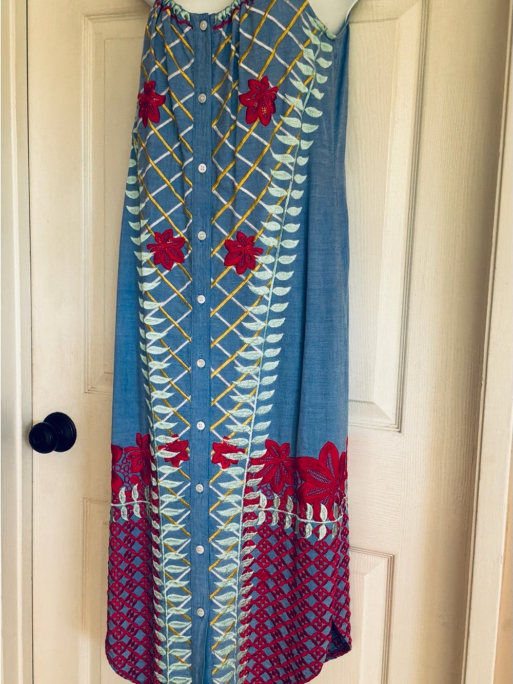 Embroidered Button-Front dress - Picture 7 of 12
